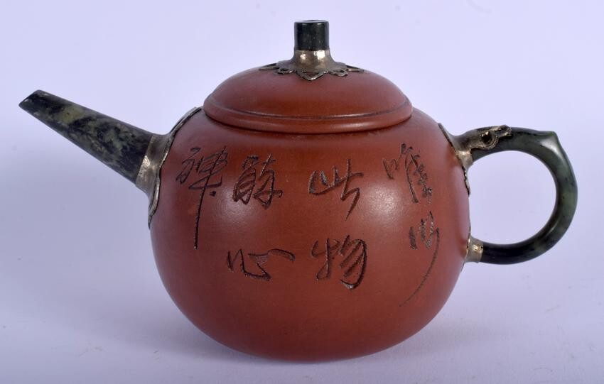 AN EARLY 20TH CENTURY CHINESE YIXING TEAPOT AND COVER