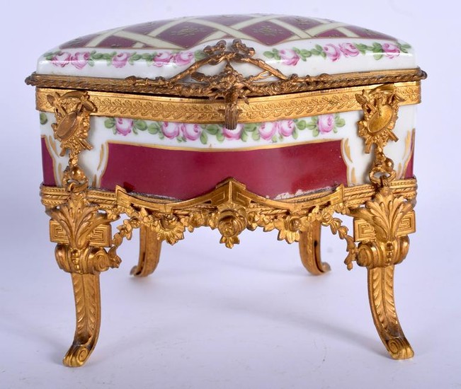 AN EARLY 20TH CENTURY FRENCH PARIS SEVRES STYLE CASKET