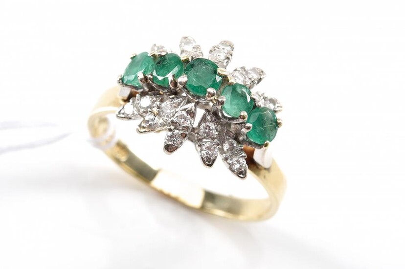 AN EMERALD AND DIAMOND DRESS RING IN 18CT GOLD, RING SIZE V-W, 5.9 GRAMS