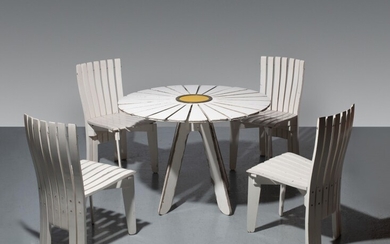 Alvar AALTO & Aino MARSIO-AALTO 1898 - 1976 & 1894 - 1949 Table de jardin mod. 320 dite Sunflower et ses quatre chaises mod. 310 Création 1938-1939