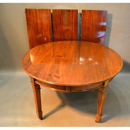 An Edwardian Mahogany Extending Dining Table, the reeded top...