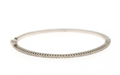 An openable diamond bangle set with numerous brilliant-cut diamonds, mounted in 18k white gold. Diam. app. 5.5 cm.