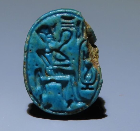 Ancient Egyptian Steatite Glazed scarab with the figure and name of pharaoh Thutmose III. 14 mm L. Very nice!
