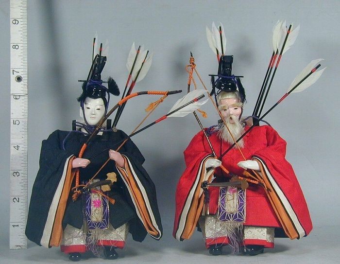 Antique Gofun Samouraï Hinna Dolls Warrior Sword Katana Arrow (2) - Cast iron, Silk, Wood - Japan - Meiji period (1868-1912)