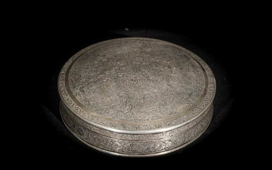 Arte Islamica A round lidded silver box decorated with
