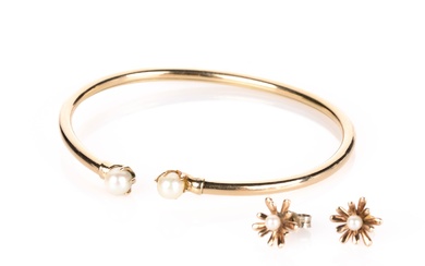 B Hertz et al. Gold bracelet and ear studs with saltwater cultured pearls (3)