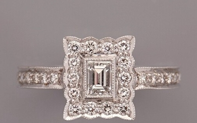 Bague à plateau rectangulaire d' or gris, 750 MM, centrée d'un diamant taille baguette entouré...