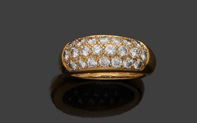 Bague jonc en or jaune 18K (750 millièmes) partiellement pavée de trois rangées de diamants...
