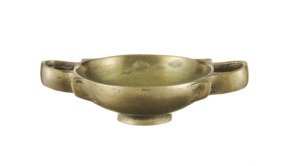 Base de lampe à puja à deux anses en laiton, Inde, XIXe s., diam. 9,5 cm (intérieur)