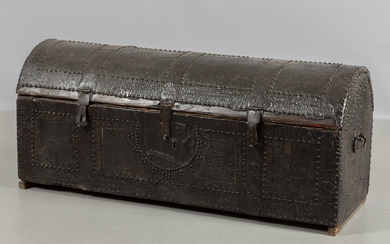 Baule in legno ricoperto con pelle borchiata, Veneto sec.XVII cm. 110x38 h....