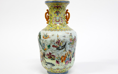 Beautiful Chinese vase in marked porcelain with a refined Famille Rose decor with figures - height : 30,8 cm |||Chinese vase in marked porcelain with a Famille Rose decor with figures