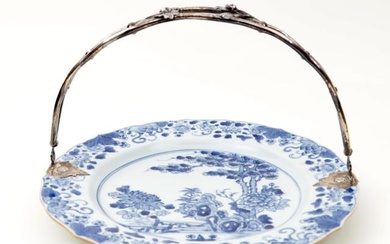Blauw/wit Chinees porseleinen schotel met zilveren hengsel, diam.32...