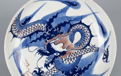 青花浅绛釉龙纹盘二十世纪 Blue and white porcelain, Dragon pattern plate, 20th...