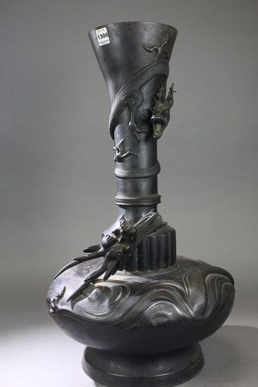 Bottle vase - Bronze - Decorated with dragons and waves - Japan - 19th century