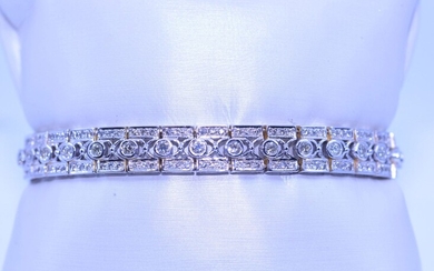 Bracelet en or blanc 18ct. agrémenté de +/- 3,00 ct de diamant de belle qualité...