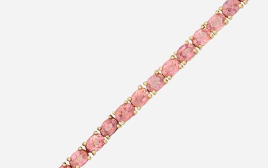 Bracelet en saphir rose et or Serti d'une ligne de saphirs ovales rose orangé Or...