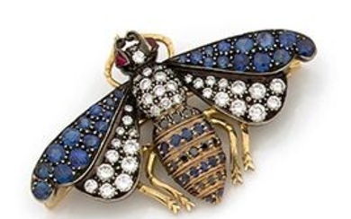 Broche en or 18K (750) partiellement noirci stylisant une guêpe, les ailes pavées de diamants...