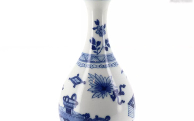CHINE, Epoque Kangxi, XVIIIe siècle Petit vase en porcelaine