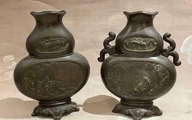 CHINE Paire de vases gourde en forme de coloquinte en bronze patiné à décors de...