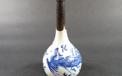 CHINE : Vase bouteille en porcelaine à décor en camaïeu bleu d'un dragon à milieu...
