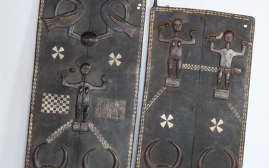 COTE D'IVOIRE 2 portes en bois sculpté avec rehauts de kaolin à décor de personnages,...
