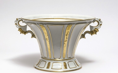 Cachepot - Lorenz Hutschenreuther AG, Selb, vers 1920, dessin de Carl Tutter Porcelaine, ornementation dorée....