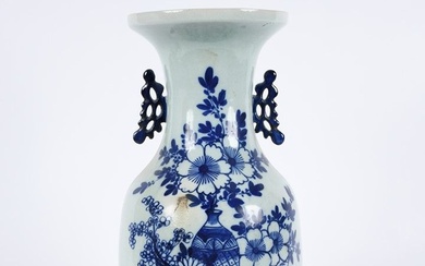 Chine, vers 1900. Grand vase balustre en porcelaine, à décor en bleu sur fond céladon,...