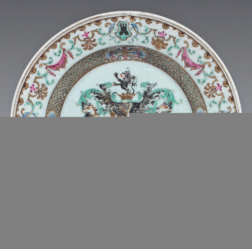 Chinese porcelain plate. Qianlong, 18th century. Decorated with the enamels of the Rose Family, in the centre of a coat of arms surmounted by a crowned helmet and supported by two greyhounds, trellis braid on the waterfall, frieze of arms in...