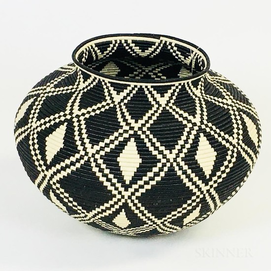 Contemporary Woven Wounaan Basket, with tag, signed "R. Cabezon," ht. 9 1/4, dia. 13 in.