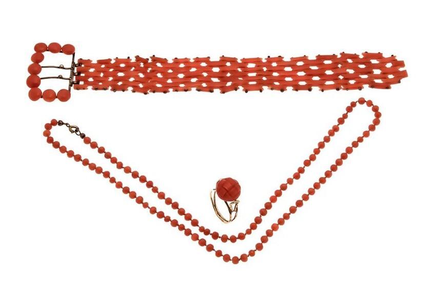 Coral convolute necklace
