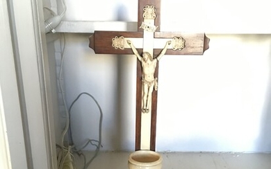 Crucifix en ivoire formant bénitier sur socle à gradins en bois