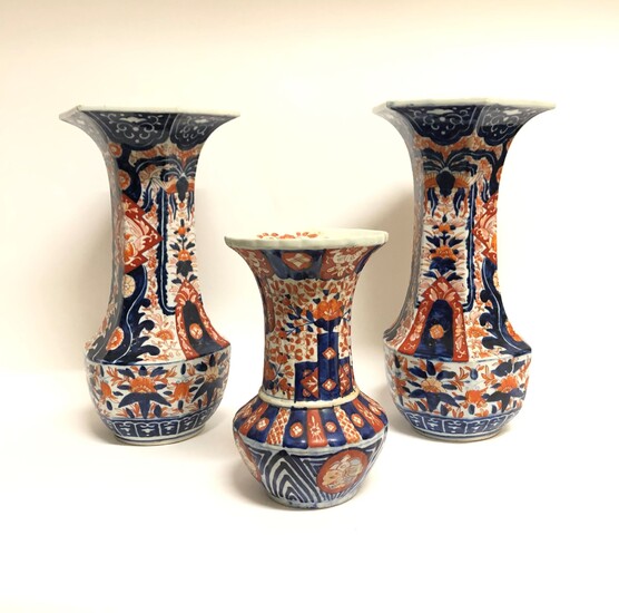 DELFT, Paire de vases cornet en porcelaine... - Lot 143 - Villanfray & Associés