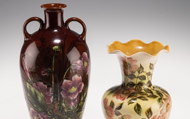 DEUX VASES EN POTERIE D'ART DE LINTHORPE comprenant un vase de Clara Pringle, de forme...
