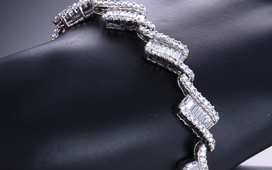 Diamond and brilliant bracelet of 18 kt. white gold, set with 80 baguette-cut diamonds