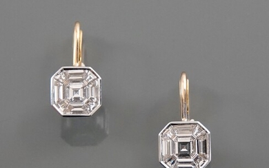 Dormeuses deux ors, 750 MM, recouverts de diamants baguette, total 4 carats environ, longueur 2...