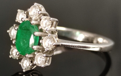 Emerald ring, oval, size of the face about 6,3x4,4mm, surrounded by 8 small diamonds, 750/18K white