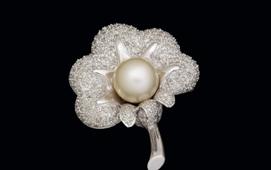 Flower brooche with pearl and diamonds
