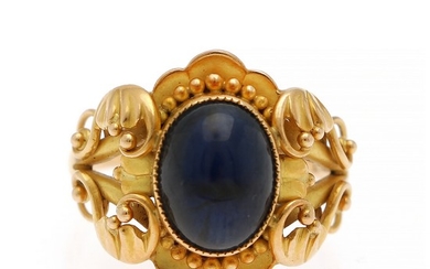 Georg Jensen: A sapphire ring set with a cabochon sapphire, mounted in 18k gold. Size 56. Georg Jensen 1915–1930.
