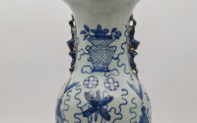 Grand vase en porcelaine à décor bleu de... - Lot 43 - Ader
