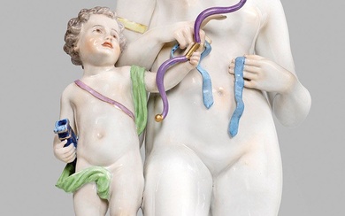 Groupe de figures mythologiques de Meissen "Vénus avec Cupidon" Déesse Vénus dévêtue, debout sur une...