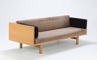 Hans J. Wegner for Getama: Sofa bed, model GE259, of oak. Approx. 1965.