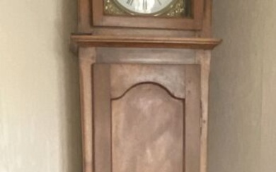 Horloge comtoise. La caisse en bois naturel. 245 x 43 x 29 cm ATTENTION :...