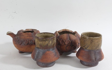 Japanese art pottery set, 20th century, comprising pot, bowl and two cups, stamped 'Ashiya' (4)