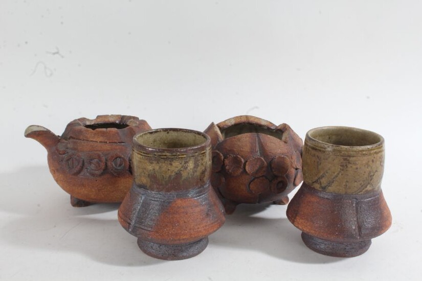 Japanese art pottery set, 20th century, comprising pot, bowl and two cups, stamped 'Ashiya' (4)