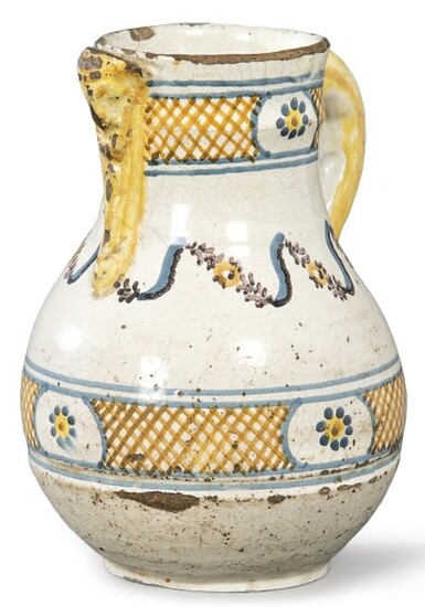 Jarra de pico, en cerámica pintada y esmaltada de Talavera, serie tricolor. Con decoración de guirnalda de flores. Finales S. XVIII