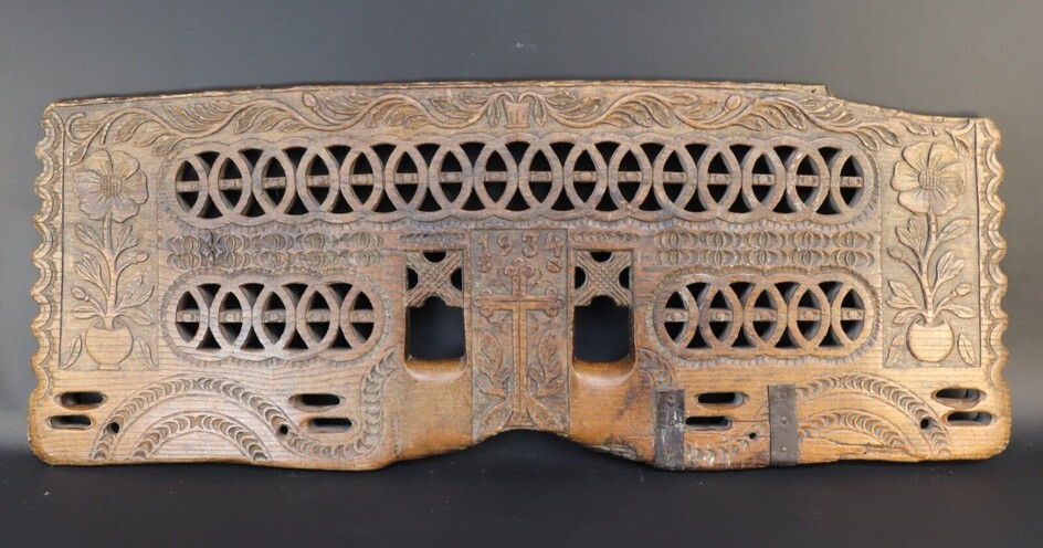Yoke with openwork and carved plain. Portugal. End of XIX°, beginning of XX°. Length : 119 cm