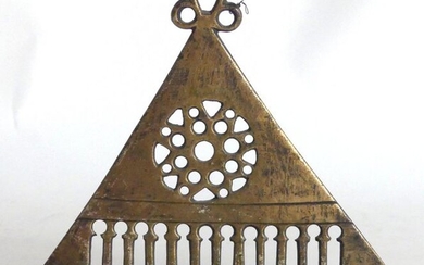 LAMPE de HANOUKKA triangulaire en bronze,…
