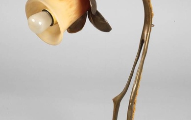 Lampe de table France vers 1900, pied et tige ajourés en laiton massif, douille en...