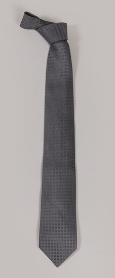 Lot 343 HERMES PARIS, une cravate en soie grise à motif de H. Une petite tache.