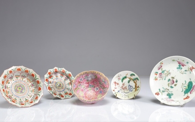Lot (5) porcelaines famille rose XIXème Poids: 580 g Région: Chine Dimensions: Divers Etat: À...
